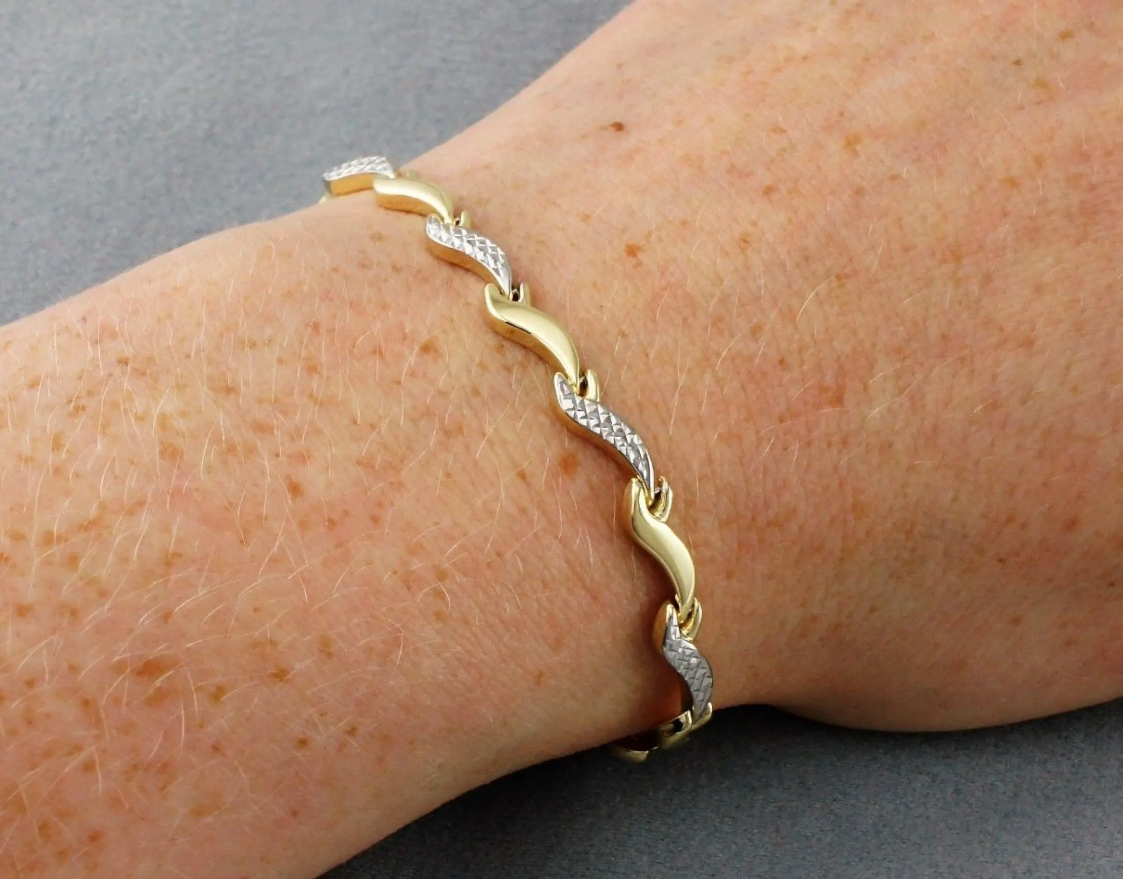 9ct Yellow & White Gold Diamond Cut Wave Link Bracelet  7.5"