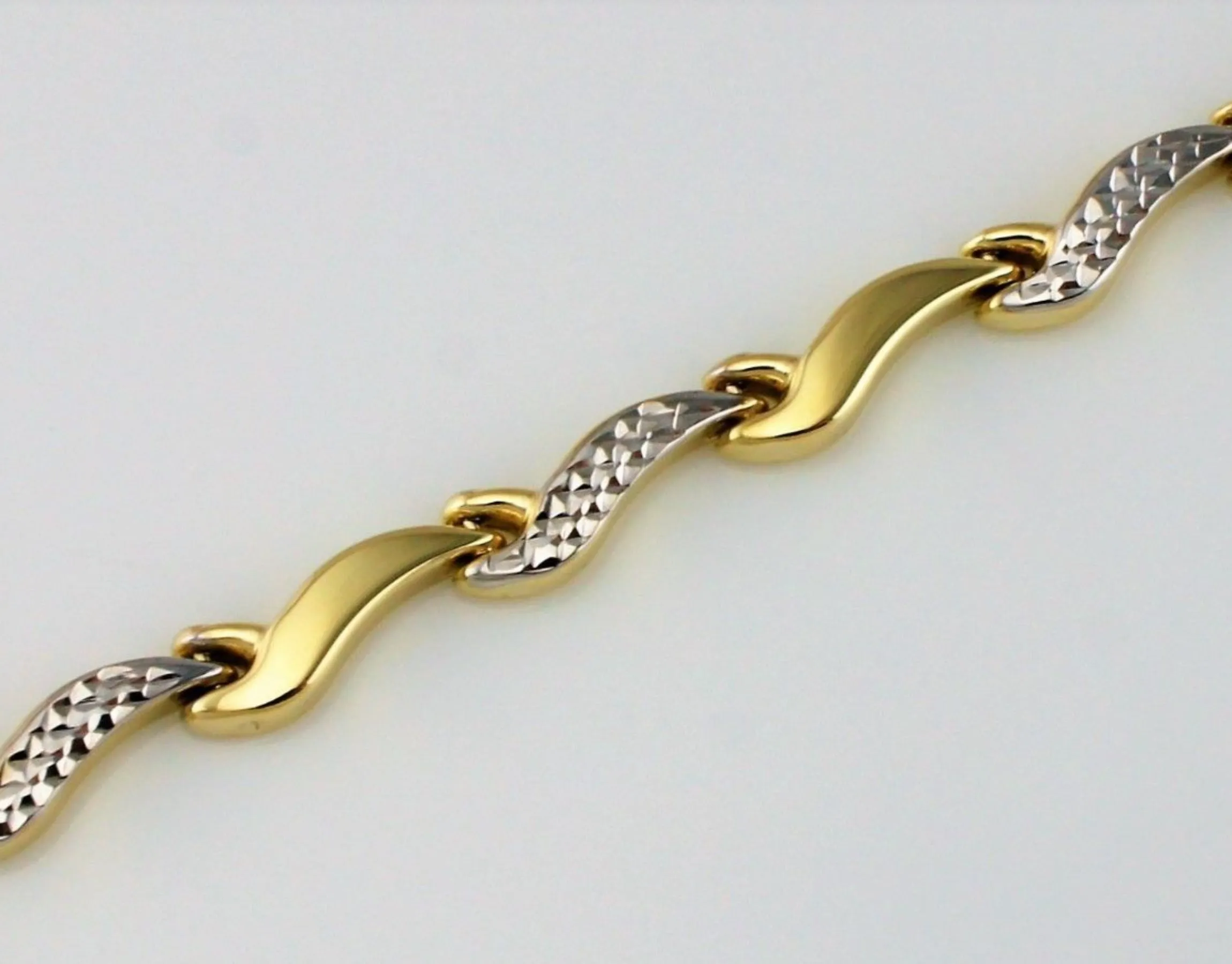 9ct Yellow & White Gold Diamond Cut Wave Link Bracelet  7.5"