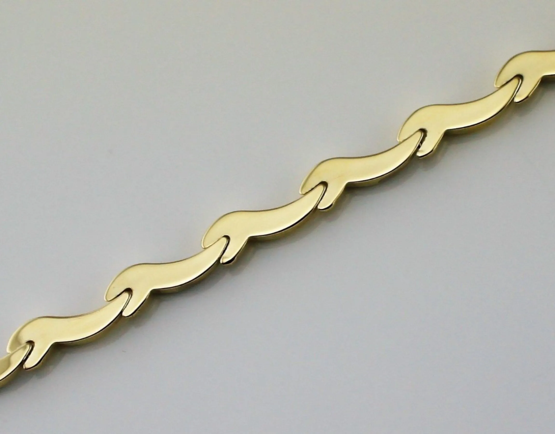 9ct Yellow & White Gold Diamond Cut Wave Link Bracelet  7.5"